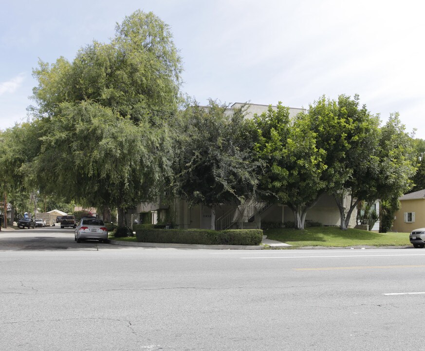 11459 Riverside Dr in North Hollywood, CA - Foto de edificio