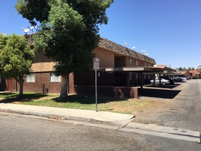 Hunter Apartments in Bakersfield, CA - Building Photo - Building Photo