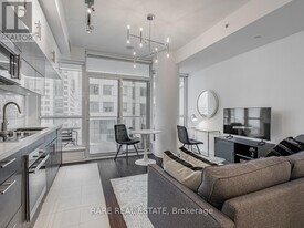 8 Mercer St in Toronto, ON - Building Photo