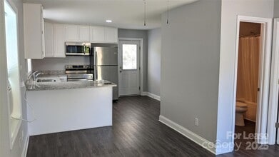 250 W McNeely Ave in Mooresville, NC - Building Photo - Building Photo