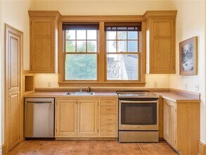 14 Chestnut St in Newport, RI - Building Photo - Building Photo