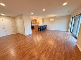 1006 Paradise Rd, Unit 3R in Swampscott, MA - Building Photo