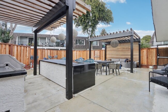 Brookvale Chateau in Fremont, CA - Foto de edificio - Building Photo