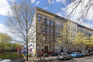 305 Jefferson St in Brooklyn, NY - Building Photo