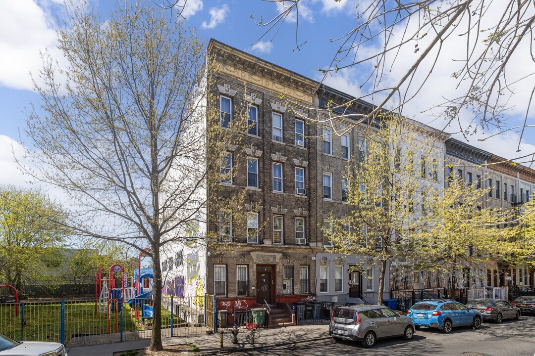 305 Jefferson St in Brooklyn, NY - Building Photo