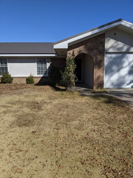 2203 Glen Haven Dr in Dothan, AL - Building Photo