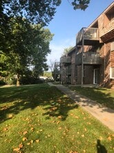 2325 SW Briarwood Plz, Unit 205 E in Topeka, KS - Building Photo - Building Photo