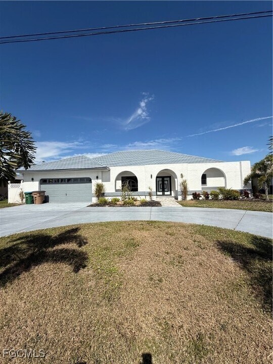 711 SE 33rd Terrace in Cape Coral, FL - Building Photo