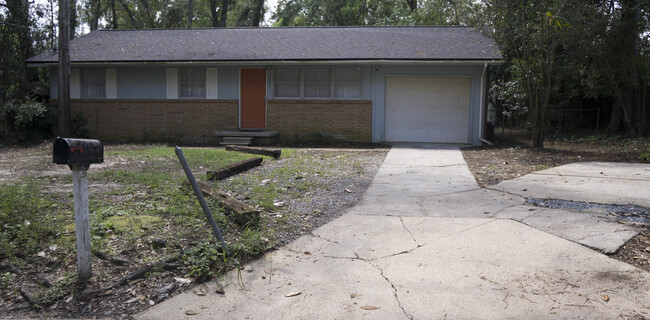 2209 Berkshire Dr in Tallahassee, FL - Foto de edificio - Building Photo