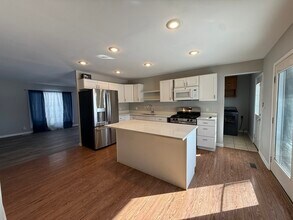 719 Surrey Dr in Streamwood, IL - Building Photo - Building Photo