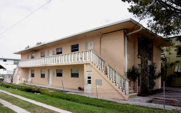 1015 SW 4th St in Miami, FL - Building Photo