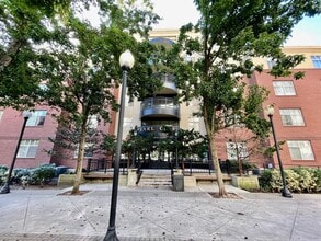 Pearl Court in Portland, OR - Foto de edificio - Building Photo