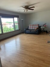 8826 N Chester Ave, Unit 2 in Niles, IL - Foto de edificio - Building Photo