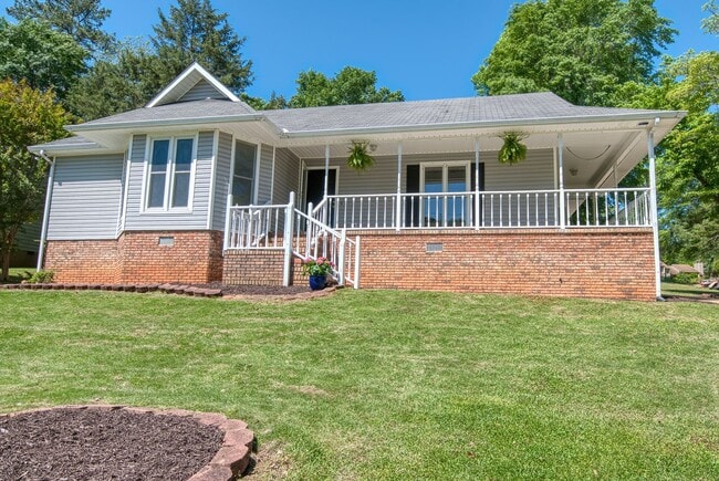 1110 Berkshire Dr in Anniston, AL - Foto de edificio - Building Photo