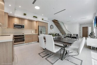 2868 SW 33rd Ct in Miami, FL - Foto de edificio - Building Photo