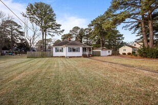 525 Virginian Dr in Norfolk, VA - Building Photo