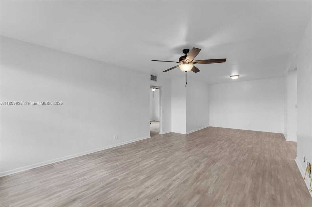 12820 SW 43rd Dr in Miami, FL - Building Photo