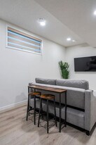 147 Edith Dr NW in Calgary, AB - Building Photo