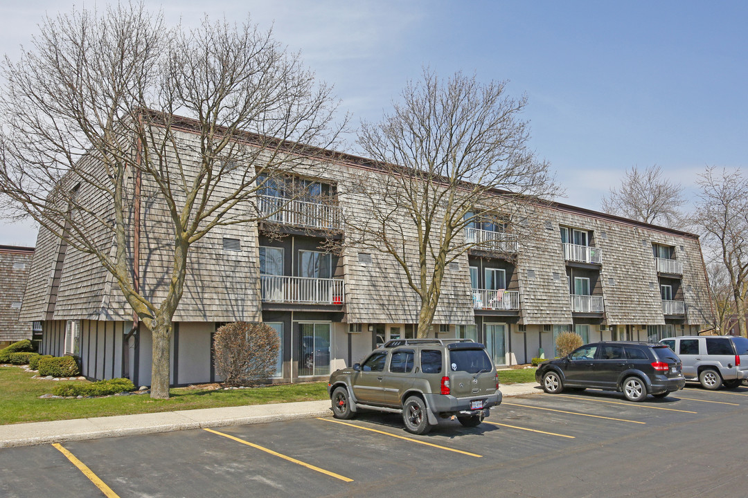 Meadowdale Apartments in Carpentersville, IL - Building Photo