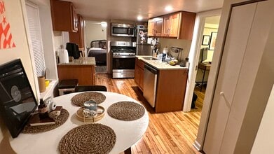 2157 W Fletcher St, Unit garden in Chicago, IL - Building Photo - Building Photo