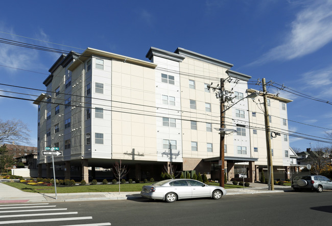 737 N Broad St in Elizabeth, NJ - Foto de edificio - Building Photo