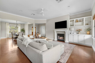 1701 Cliffwood Dr in Austin, TX - Foto de edificio - Building Photo