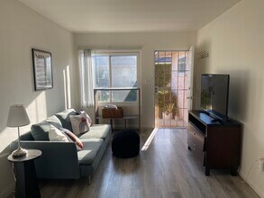926 Chalcedony St in San Diego, CA - Building Photo - Building Photo