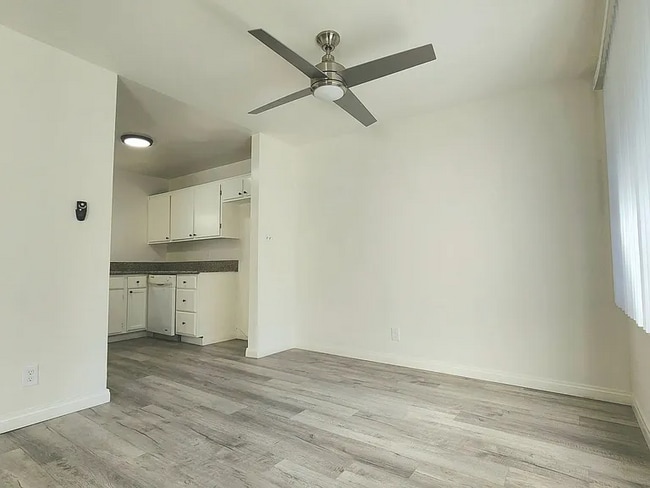 8700 Topanga Canyon Blvd, Unit APT 215 in Los Angeles, CA - Foto de edificio - Building Photo