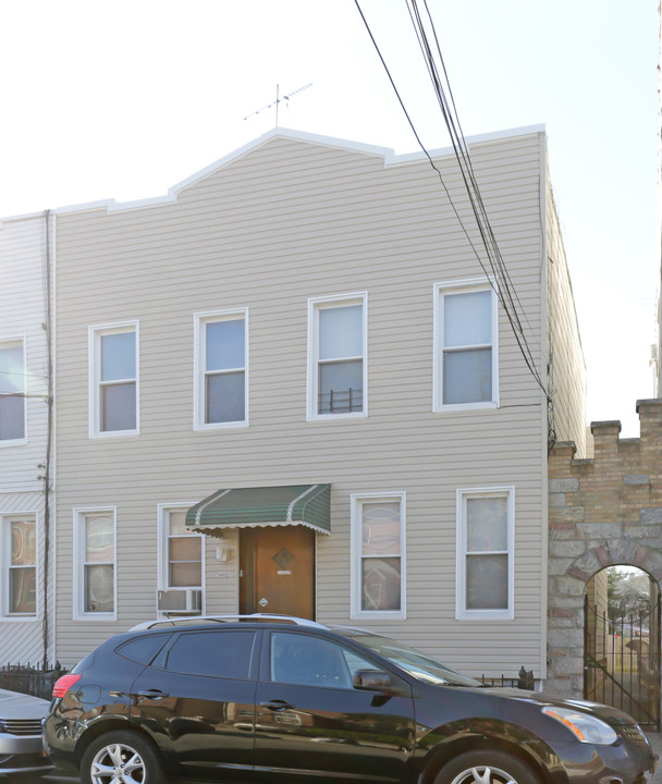 5918 Gates Ave in Ridgewood, NY - Building Photo