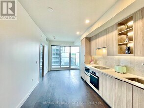 95-695 McMahon Dr in Toronto, ON - Building Photo - Building Photo
