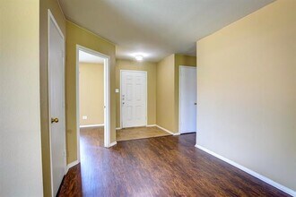 7000 Sylvan Meadows Dr in Fort Worth, TX - Building Photo - Building Photo