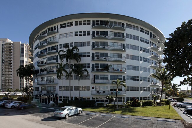 Le Cercle Condominiums in Fort Lauderdale, FL - Building Photo - Building Photo