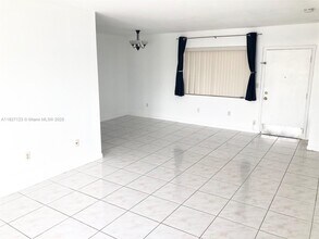 462 Golden Isles Dr in Hallandale Beach, FL - Building Photo - Building Photo