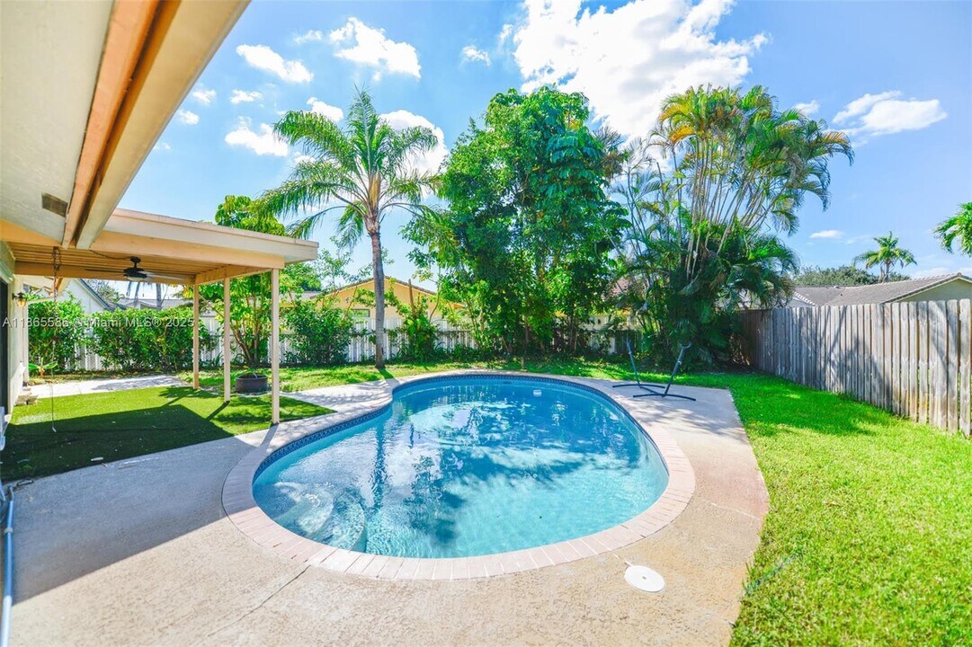 2532 NW 87th Dr in Coral Springs, FL - Building Photo
