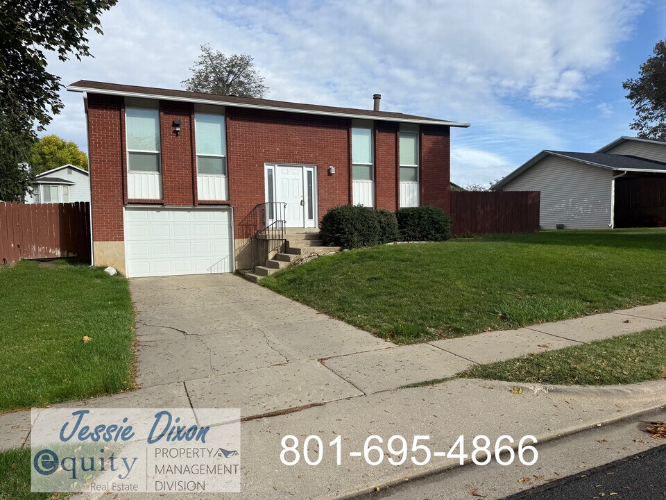 10 W Monticello Dr in Kaysville, UT - Building Photo