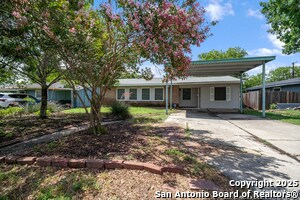 526 Schmeltzer Ln in San Antonio, TX - Building Photo