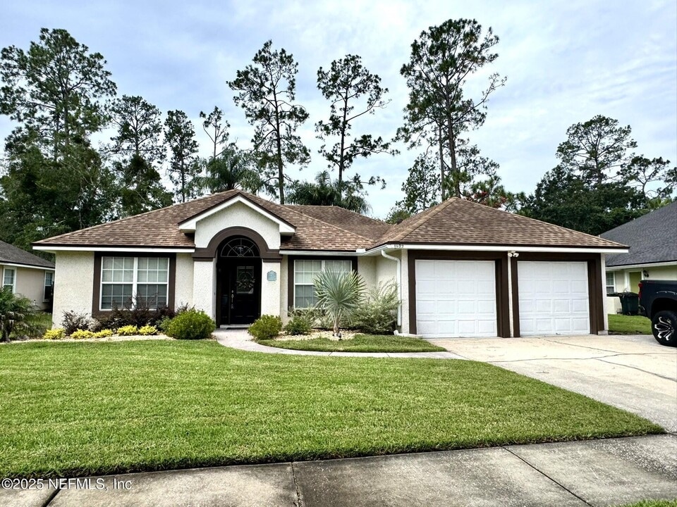 1672 Pinecrest Dr in Orange Park, FL - Foto de edificio
