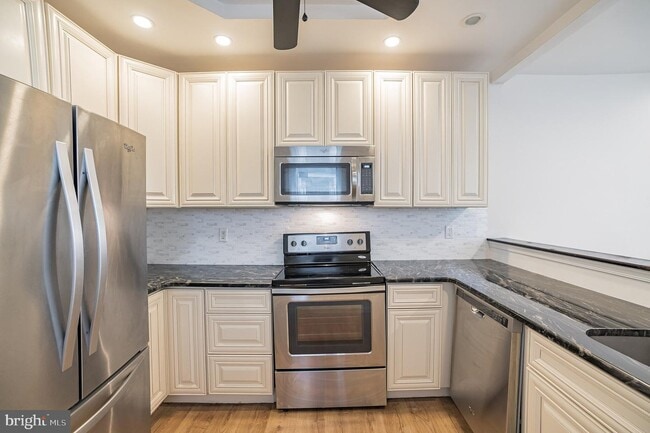 property at 2332 W Thompson St