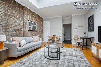 120 Christopher St in New York, NY - Building Photo - Building Photo