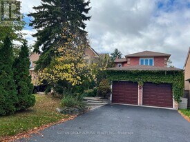 71 Covent Cres in Aurora, ON - Building Photo