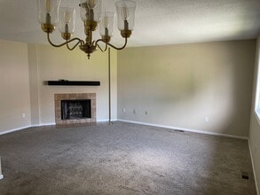 27 Crows Nest Ln in Danbury, CT - Building Photo - Building Photo