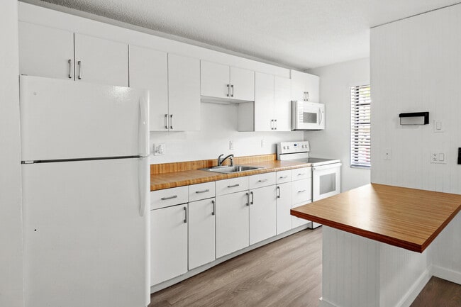 1041 SE Monterey Rd in Stuart, FL - Building Photo - Building Photo