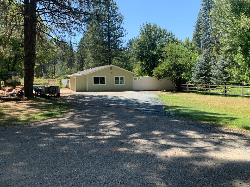 16648 Lake Vera Rd in Nevada City, CA - Building Photo