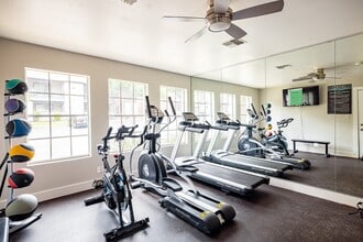 Acadia on the Lake in San Antonio, TX - Foto de edificio - Building Photo