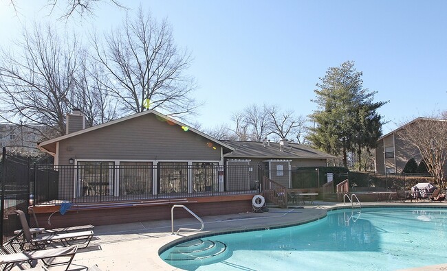 Hunt Club Apartments, LLC in Winston-Salem, NC - Foto de edificio - Building Photo