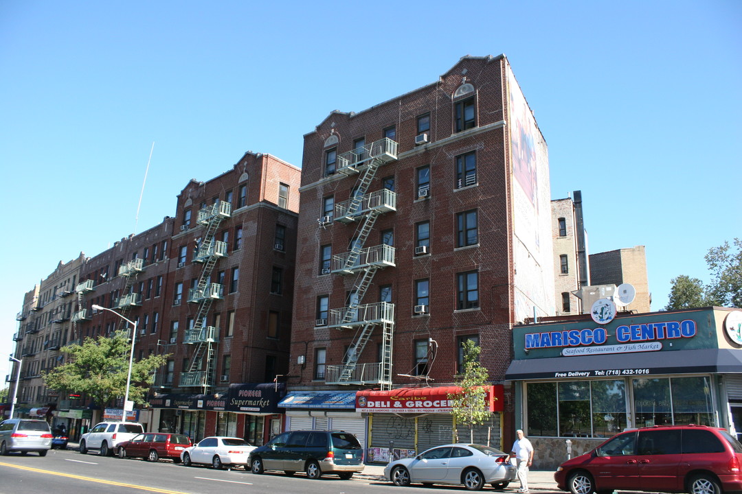 125-131 W Kingsbridge Rd in Bronx, NY - Building Photo