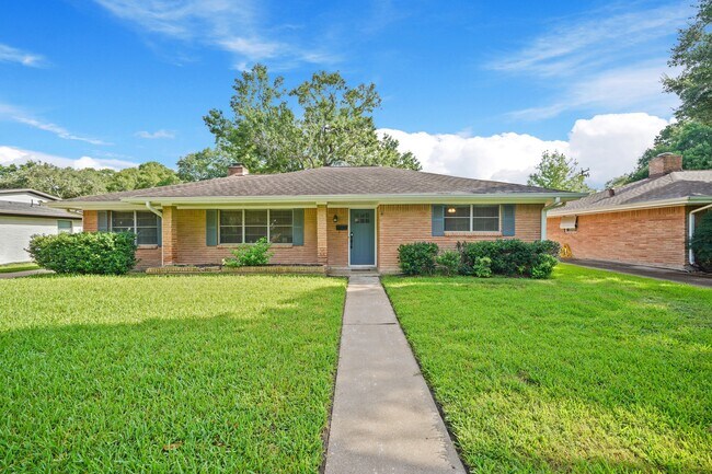 5810 Wigton Dr in Houston, TX - Building Photo - Building Photo