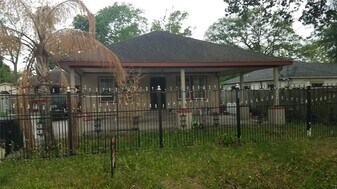 8030 Darlington Dr in Houston, TX - Building Photo