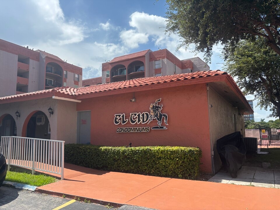 5201 NW 7th St, Unit 209 WEST in Miami, FL - Foto de edificio