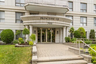 2956 De La Côte-Vertu Boul in Montréal, QC - Building Photo - Building Photo